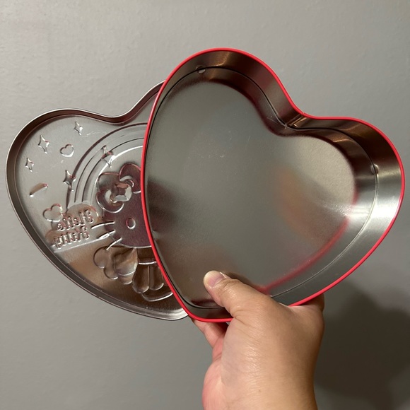 Hello Kitty Valentines Heart Shaped Tin Box - Picture 3 of 3